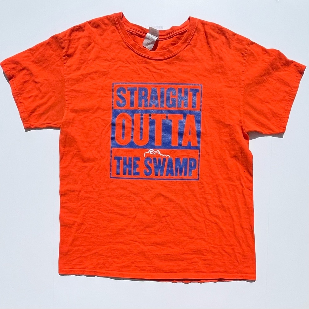 UF Gators Straight Outta The Swamp Men's T-Shirt Size Large Orange Gildan
